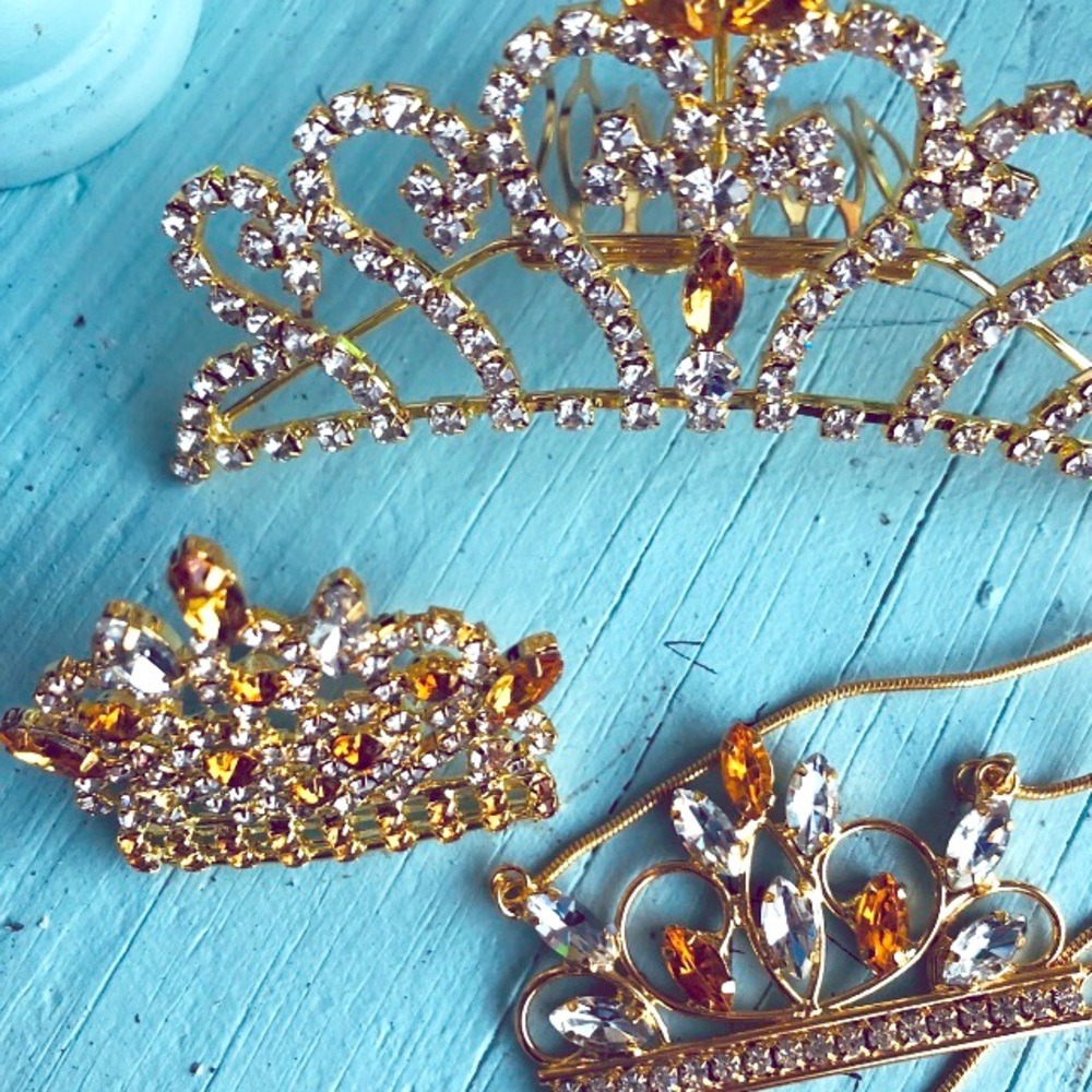 THREE PIECE CROWN JEWELRY SET